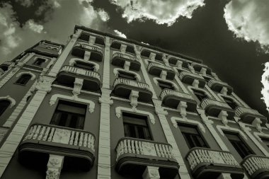 Küba 'nın başkenti Havana' da çok güzel balkonları olan bir koloni binası. Bu bina şehrin tarihi merkezinde yer almaktadır ve 1982 yılında Unesco tarafından Dünya Mirası olarak adlandırılmıştır..