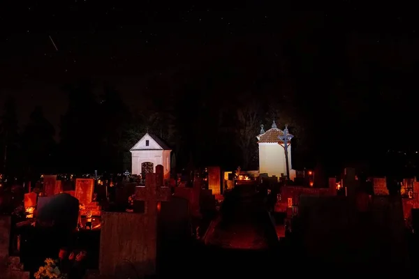 Просветленное Кладбище Ночью — стоковое фото