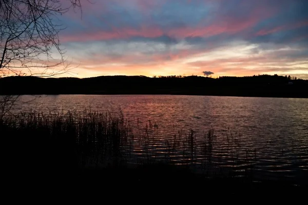 Puesta Sol Sobre Lago Oscuro Bosques — Foto de Stock