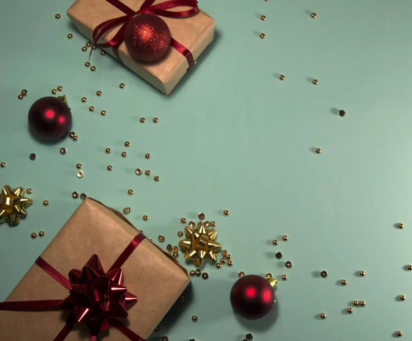 Año nuevo fondo de vacaciones con cajas de regalo, bolas rojas, lentejuelas de oro — Foto de Stock
