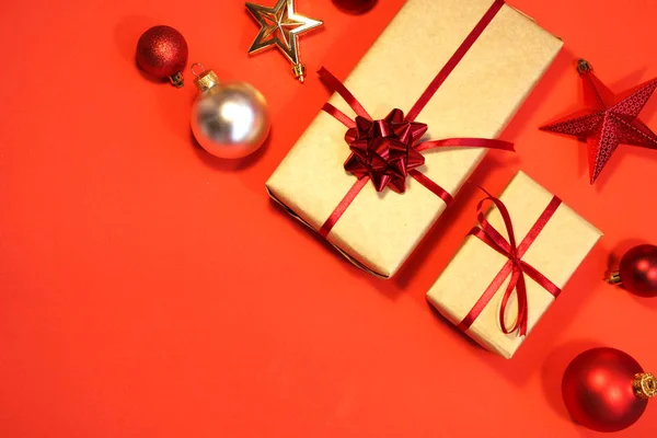 Colección de cajas de regalo de Navidad, bolas rojas del árbol de Navidad y estrellas para el diseño de plantillas — Foto de Stock