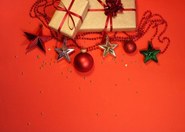 Yılbaşı hediye kutuları, Noel ağacı kırmızı toplar ve şablon tasarımı için yıldızlar koleksiyonu