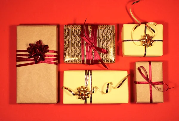 Colección de cajas de regalo de Navidad, bolas rojas del árbol de Navidad y estrellas para el diseño de plantillas — Foto de Stock