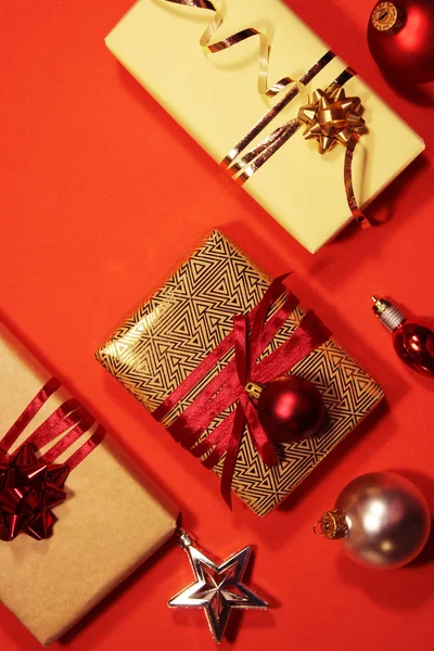 Decoración floral de Navidad, bolas rojas, estrellas rojas y doradas sobre un fondo rojo . — Foto de Stock