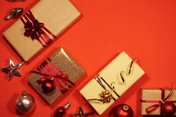 Decoración floral de Navidad, bolas rojas, estrellas rojas y doradas sobre un fondo rojo . — Foto de Stock