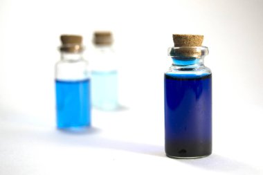 Mavi sıvılı üç cam kavanoz. Tıp, güzellik ve sağlık kavramı.