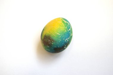 Paskalya yumurtası beyaz arka planda izole edilmiş. Soyut renkli desen