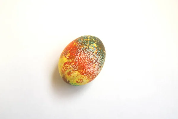 Пасхальное яйцо изолировано на белом фоне. Абстрактный красочный узор — стоковое фото