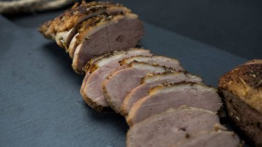 Kızarmış ördek dilimlere ayrılmış. Koyu arkaplan, üst görünüm.