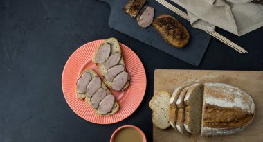 Kızarmış ördek sandviçi, üst manzara, koyu arka plan..