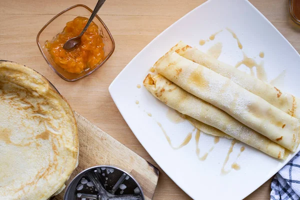 Krepler reçel ve pudra şekerli rulo şeklinde yuvarlandı.