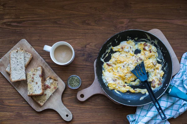Photo Scrambled Eggs Pan Bread Coffee Top View Delicious Breakfast — Stock Photo, Image
