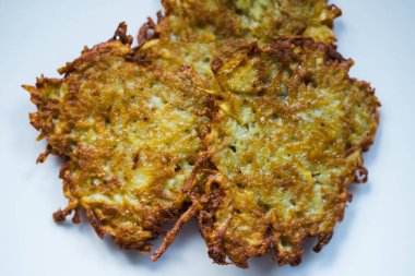 Patatesli krep resmi beyaz tabakta, üst manzara.