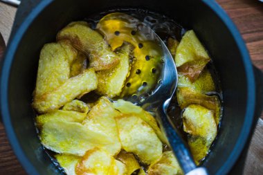 Sıcak yağdan toplanmış ev yapımı cips resmi