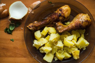 Patatesli tavuk budu resmi, üst manzara.