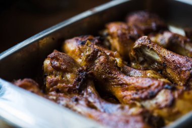 Fırında kızartılmış tavuk budu fotoğrafı.