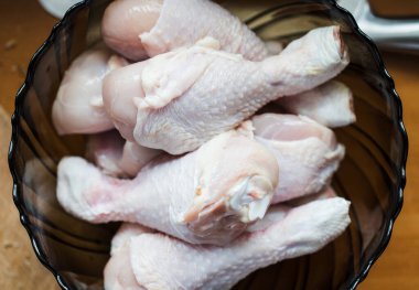 Çiğ tavuk bacakları görünümü kaplamaya hazır, üst görünüm
