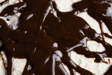 Beyaz kekin üzerine çikolata kreması. Yakın plan. Çok lezzetli bir tatlı.