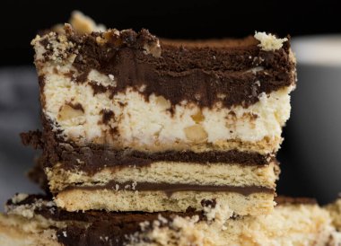 Fındıklı kek, kakao ve çikolatalı krema. Yakın plan kek. Ev yapımı lezzetli kahve aperatifleri.