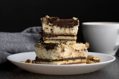 Arka planda fındıklı ev yapımı kek ve çikolata kremalı kahve fotografı.