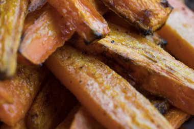 Patates kızartması ve çıtır çıtır yakın plan görüntüsü.