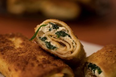 Kuru Polonya kroket tabağıyla ekilmiş gözleme.