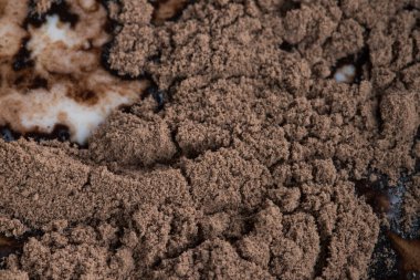 Süte dökülen kakaonun yakın plan çekimi.