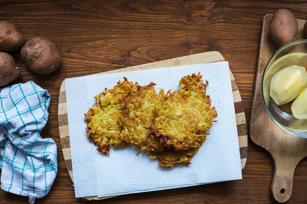 Foto Des Tisches Mit Zubereiteten Kartoffelpfannkuchen Draufsicht Holztisch — Stockfoto