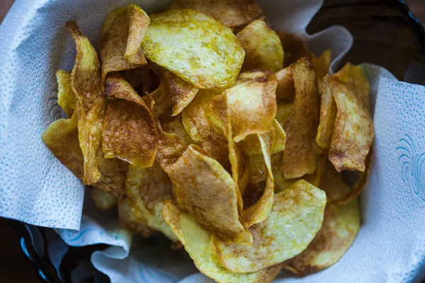 Sıcak yağdan toplanmış ev yapımı cips resmi