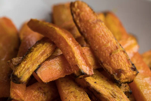 Patates kızartması ve çıtır çıtır yakın plan görüntüsü.