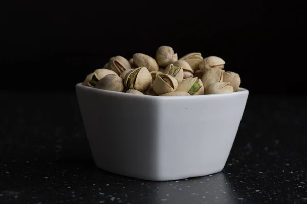 Pistachios White Bowl Dark Background Close Shot Healthy Snack — Stock Photo, Image
