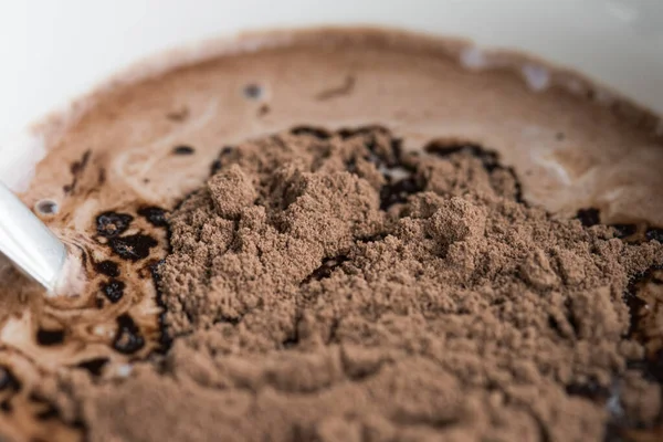 Süte dökülen kakaonun yakın plan çekimi.