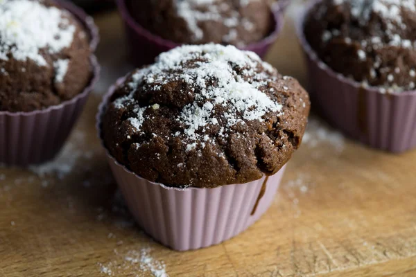 Cupcake Cioccolato Con Zucchero Velo Sdraiato Tavolo Legno Primo Piano — Foto Stock