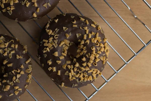 Çikolatalı, karamel ve tatlı şekerli donut.