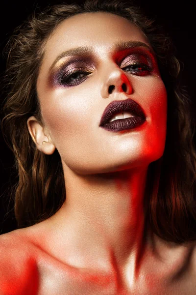 Kvinna med röd make up — Stockfoto