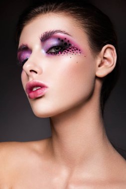 Pembe makyaj güzel kadınla