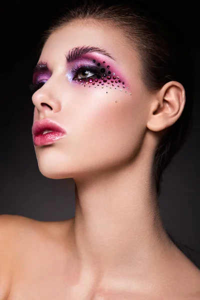 Красивая женщина с розовым макияжем — стоковое фото