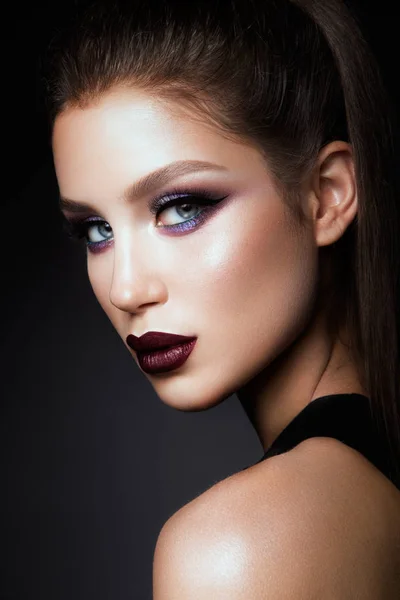 Krásná dívka s světlé make-upu — Stock fotografie