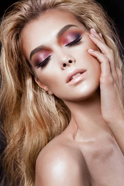 Portrait de belle jeune femme avec maquillage coloré — Photo