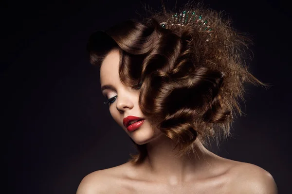Портрет роскошной женщины с идеальными волосами — стоковое фото