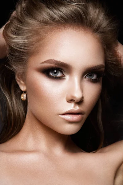 makyaj ile güzel bir kadın