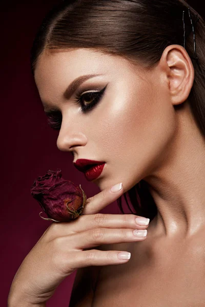 Labbra rosse e trucco occhi fumosi. Glamour Lady Ritratto . — Foto Stock