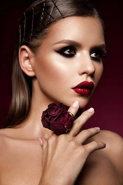 Labbra rosse e trucco occhi fumosi. Glamour Lady Ritratto . — Foto Stock