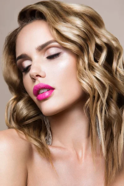 Glamour portrait of beautiful woman model with fresh makeup and romantic wavy hairstyle. — Stock Photo, Image