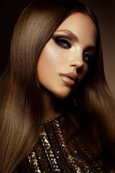 Maquille. Portrait glamour de belle femme modèle avec maquillage frais et coiffure romantique . — Photo