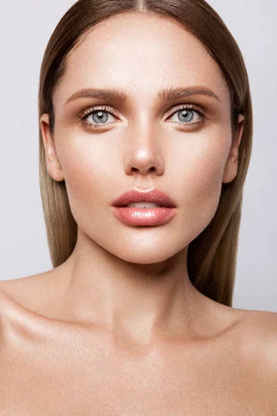 Retrato de belleza de modelo con maquillaje natural — Foto de Stock