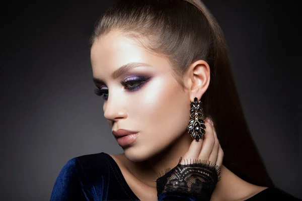 Vacker flicka med ljusa make up — Stockfoto