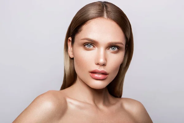 Beauty portrait of model with natural make-up — Stock Photo, Image