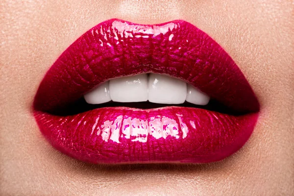 Des lèvres sexy. Beauté rouge lèvres maquillage détail . — Photo