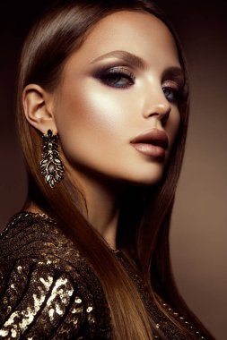 Makyaj. Güzel kadın yeni makyaj ve romantik saç modeliyle Glamour portresi.